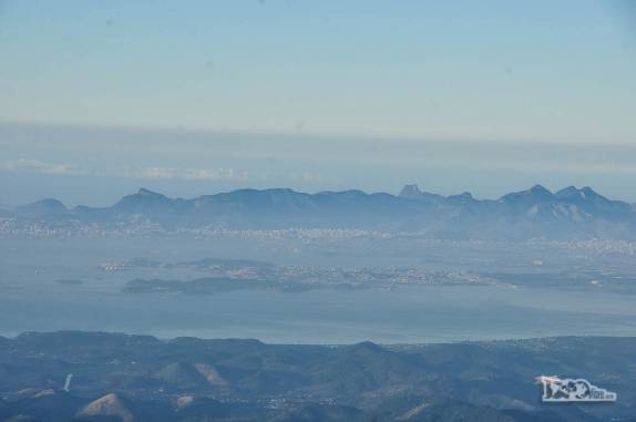 A Baía da Guanabara, a Ilha do Governador e o Maciço da Tijuca vistos do alto do Parque Nacional da Serra dos Órgãos, no Rio de Janeiro